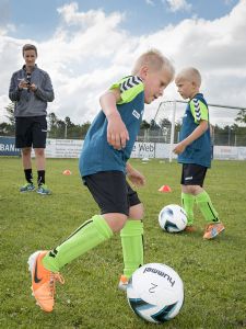 Fodboldskoler sparkes i gang