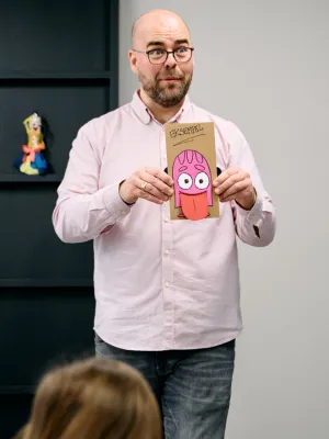 Ole Kjaer Thomasen Design Specialist LEGO fonden med en af de vaesner der blev vakt til live i Digitalia