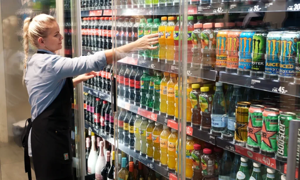 Dagligvarebutikker drukner i bureaukrati: Milliardregning rammer kunderne