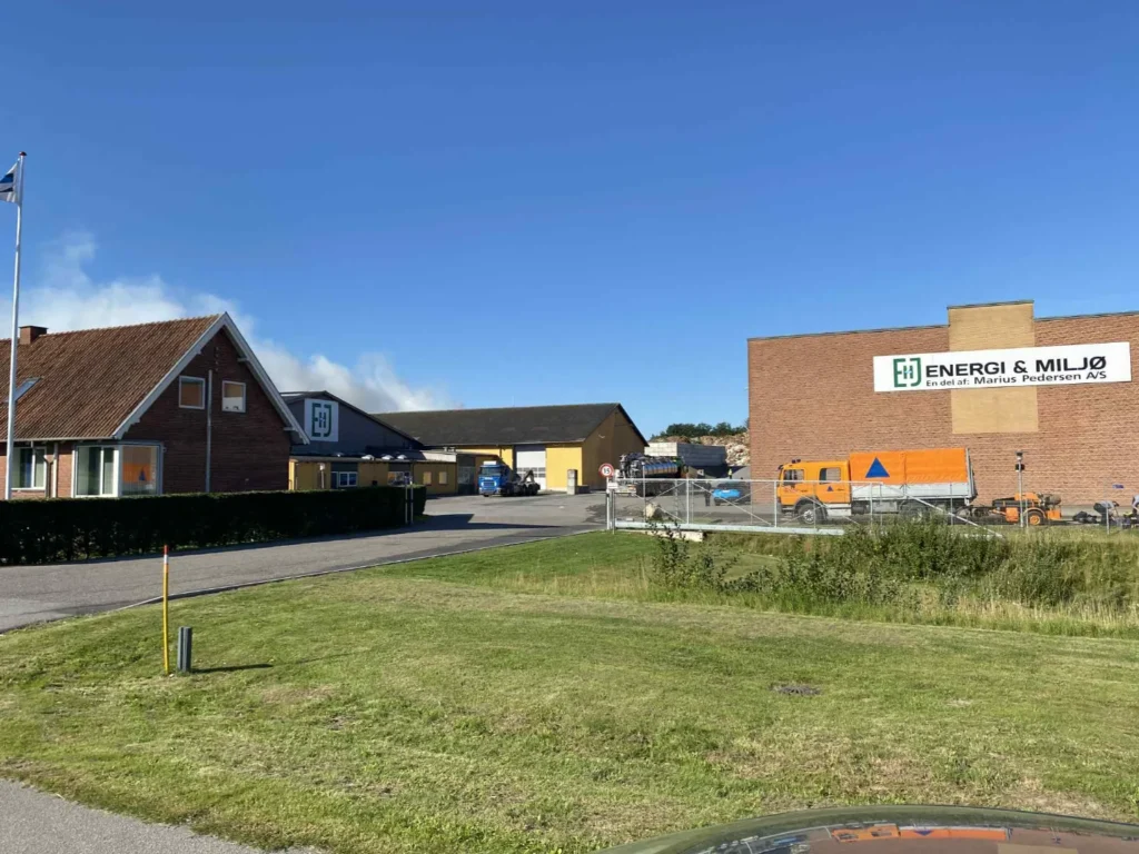 Røg fra affaldsbrand i Randers ligger lavt – beredskabet advarer borgere