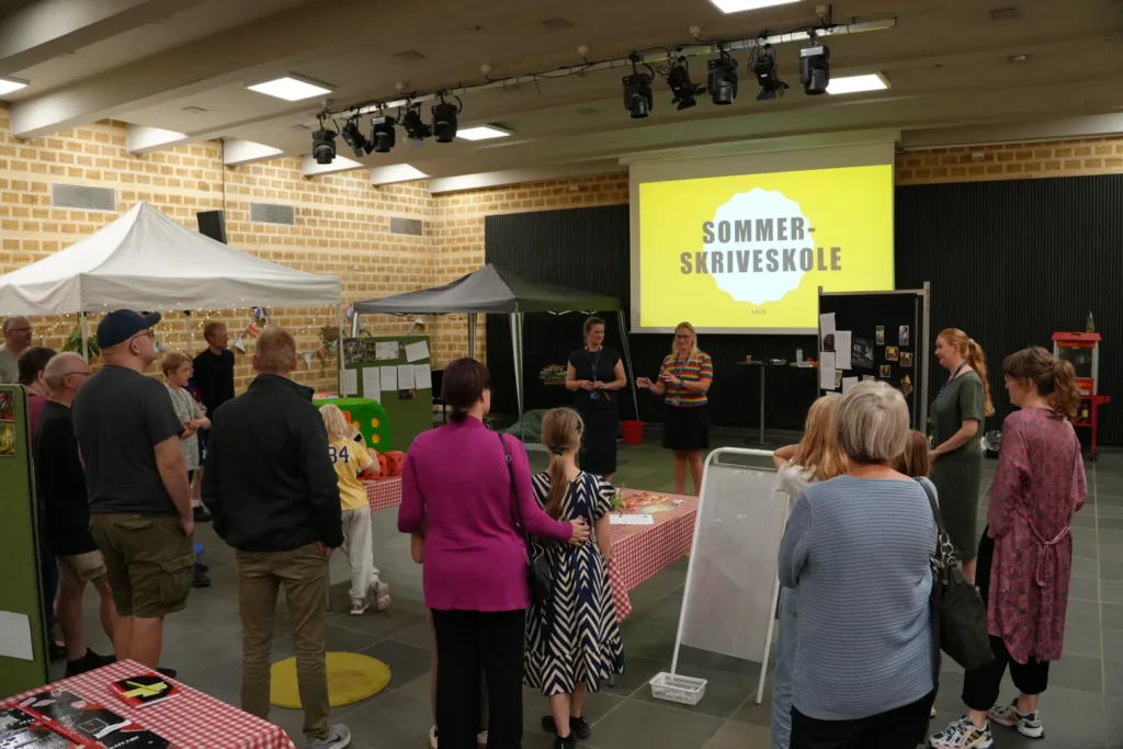 Unge talenter fejrede deres ord – Sommerskriveskolen sluttede med fernisering på Randers Bibliotek