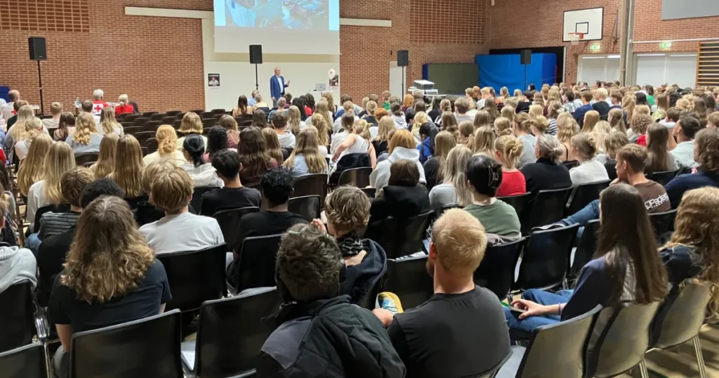 Røde Kors generalsekretær Anders Ladekarl talte til 1300 Randers-elever om kriser og håb
