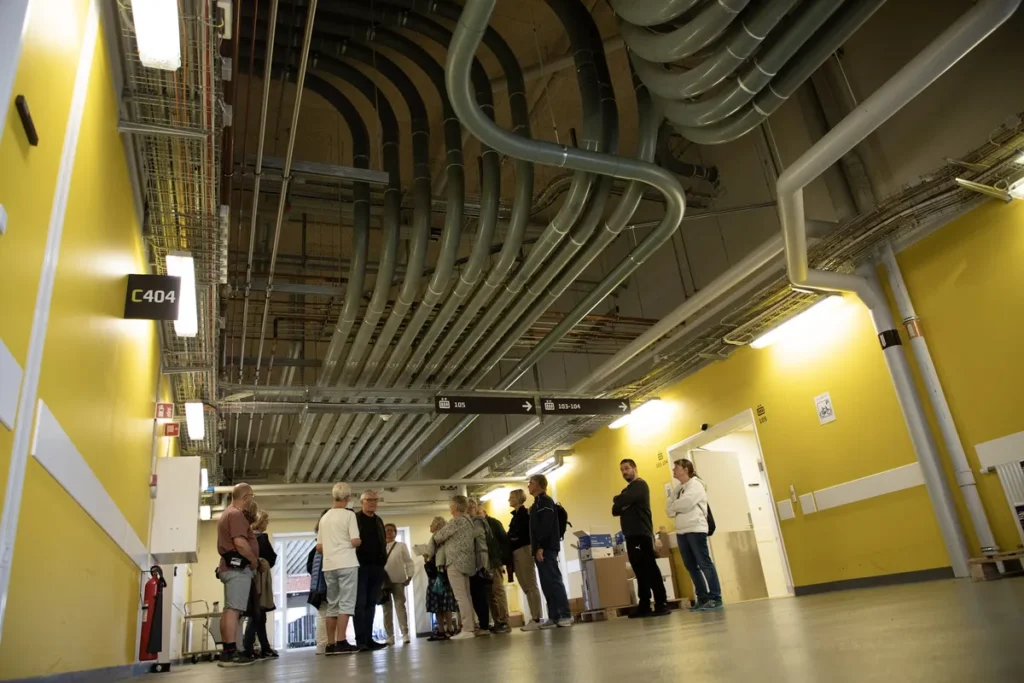 Besøgende ved Åbent Hospital ser det imponerende rørpostsystem, en skjult del af hospitalets logistik.
