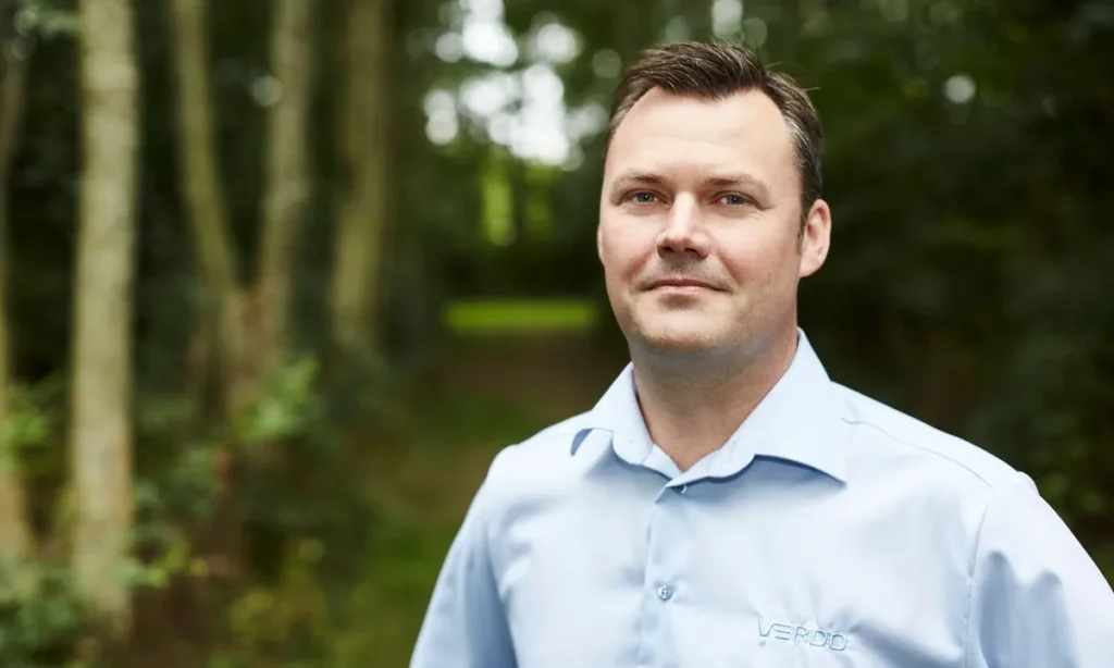 Peter Nordahn, vandforsyningschef hos Verdo Vand, står i grøn skov og fortæller om det nye vandværk i Randers