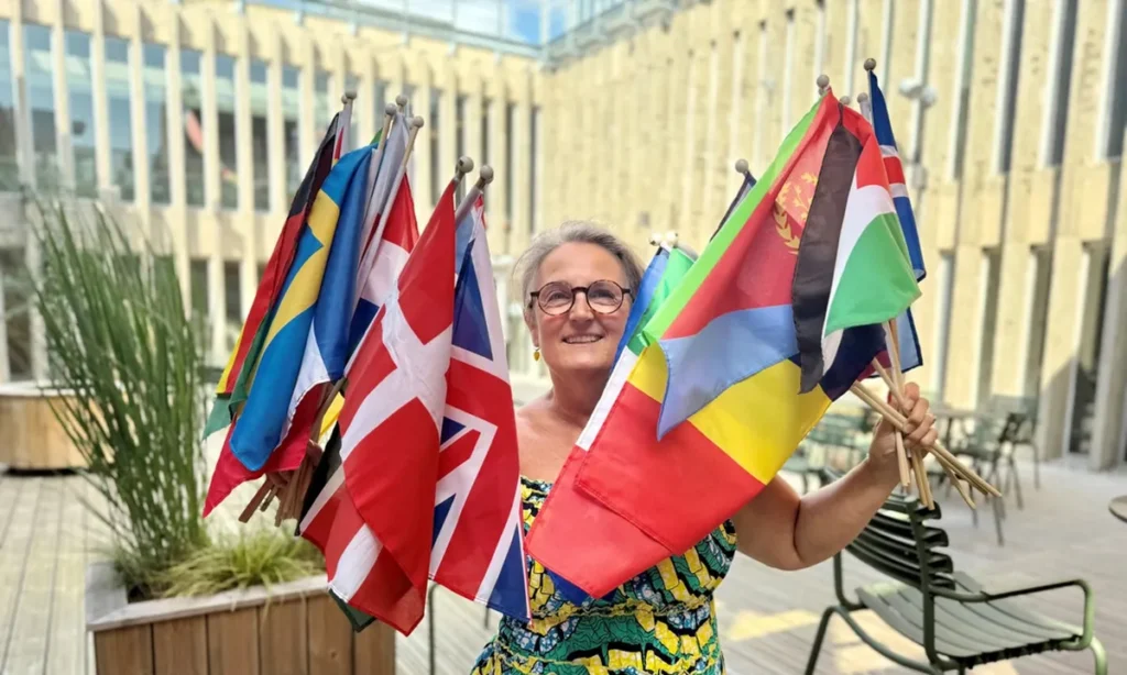 Farverige flag og stærke historier: Mød 2 afghanske kvinder på Randers Bibliotek