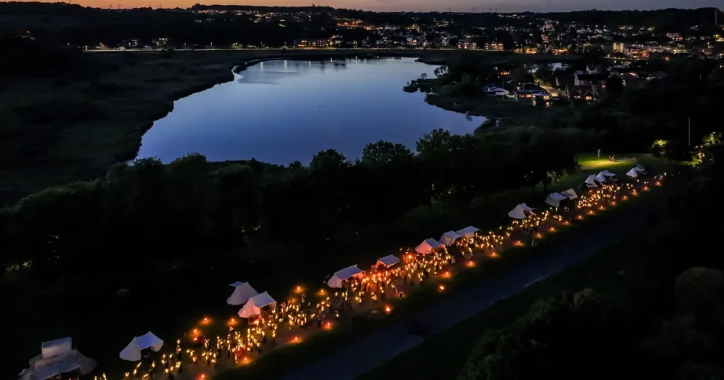 Vølvens Verden skabte en magisk vikingeaften i Hobro med over er 450 deltagere i lysoptoget – Se den flotte video i artiklen