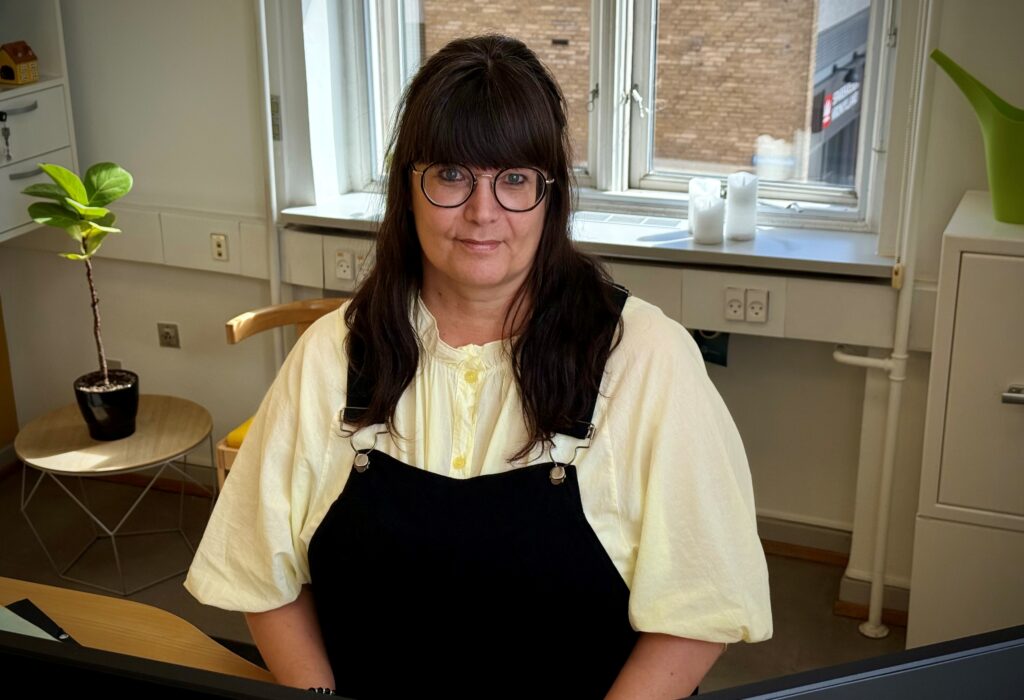 Et kvart århundrede blandt bøger og kolleger – Højt værdsat blæksprutte fejrer 25 år på Randers Bibliotek