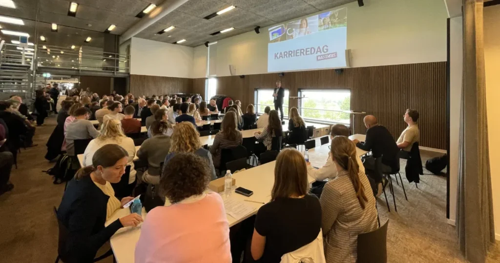 Randers tiltrak rekordmange til karrieredag for højtuddannede – Over 200 jobsøgende mødte 34 virksomheder i Randers