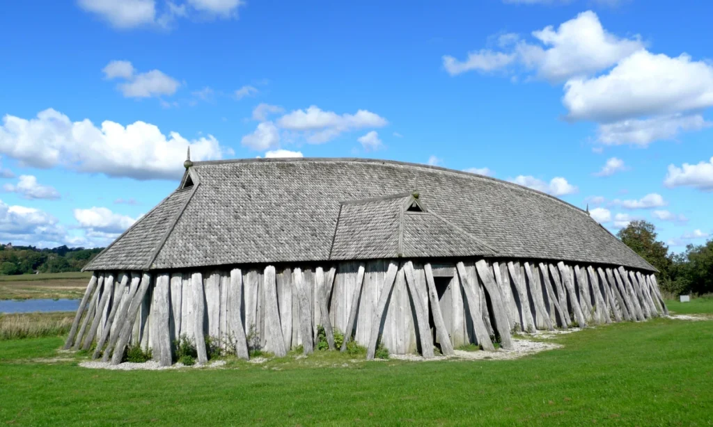 Rekonstrueret vikinglanghus på Vikingemuseet Fyrkat ved Hobro, hvor UNESCO frivillige skal bo og deltage i kulturarvsaktiviteter i september