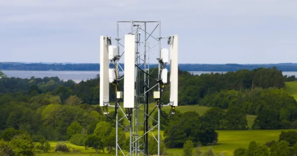 Hurtigere internet til borgere og erhvervsliv i Laurbjerg – Ny mast giver stærkere 5G signal