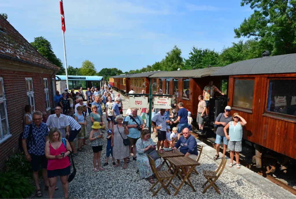 Rejsende og god stemning paa perronen i Handest fotoAsgerChristiansen