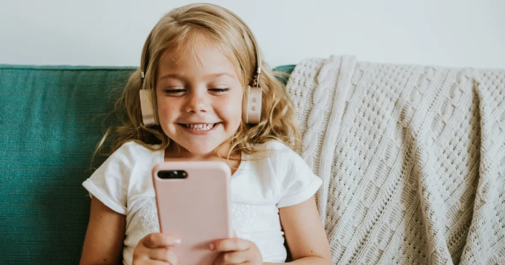 Skærmen tager over i ferien: Hver anden børnefamilie kæmper med at koble fra