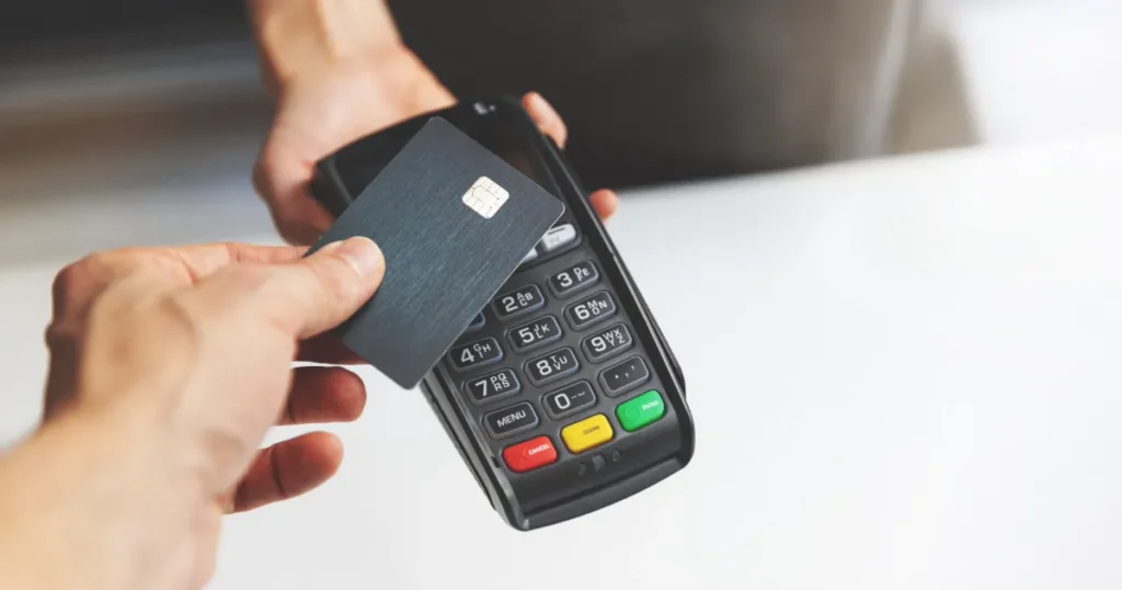 Jul på kredit: Ny undersøgelse – en ud af ti finansierer årets dyreste måneder med afdragsordninger