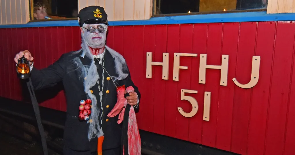 Halloween-toget trak fulde huse i Handest – Lys, grin og gys på stationen og veteranbanen torsdag aften