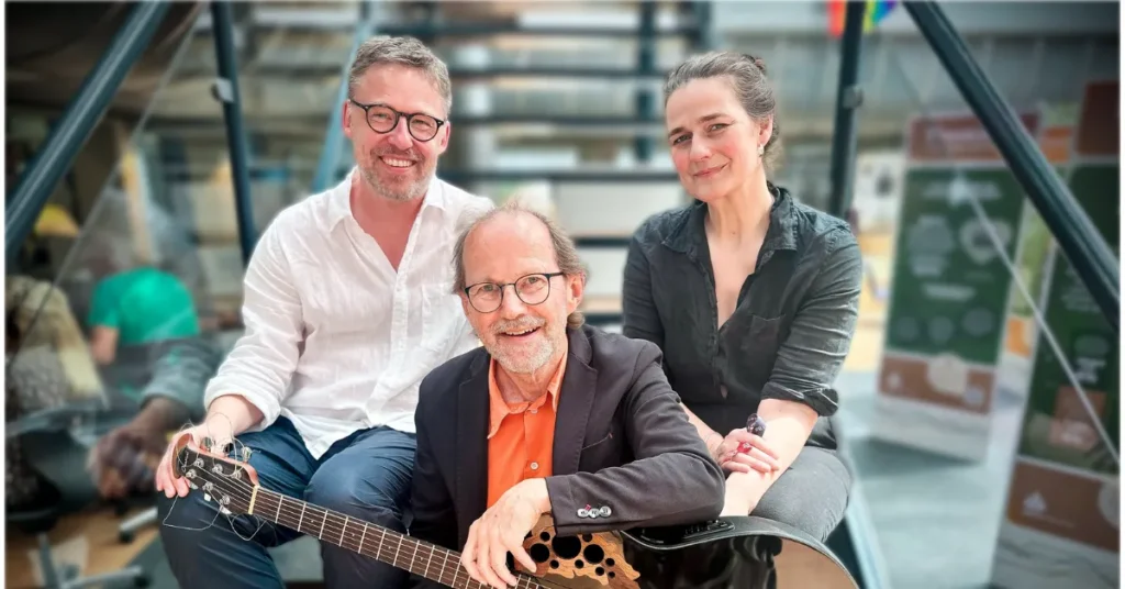 Biblioteksmusikant og kolleger inviterer til fællessang med temaet “Det lyse mørke” onsdag den 29. oktober