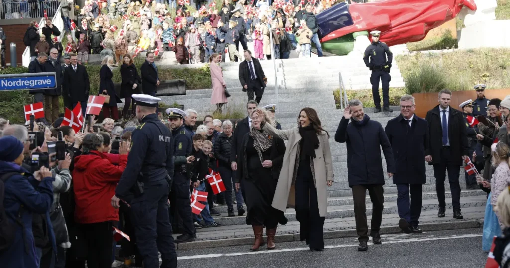 Oplev stemningen fra Kongeparrets besøg på Østervold i Randers