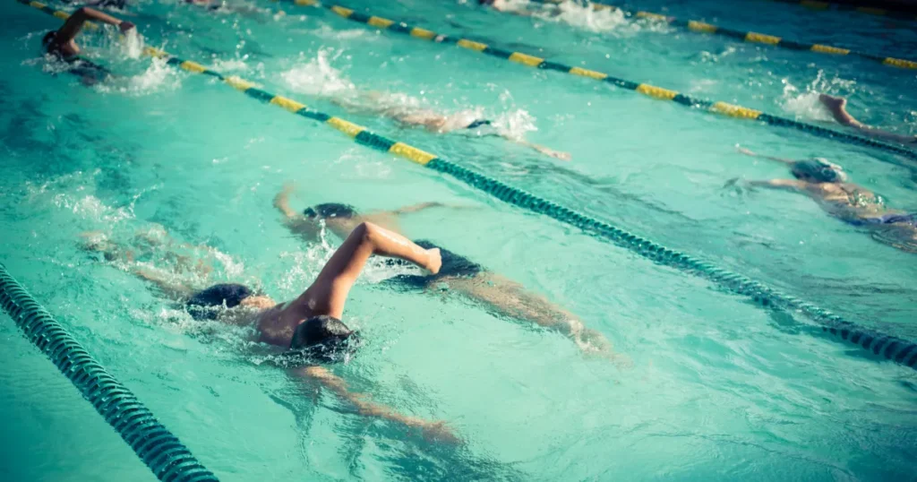 Lyserød Lørdag i Randers og guldglæde i bassinet udebys: Swimteam Neptun svømmede for fællesskabet