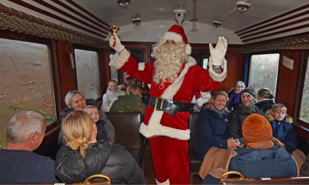 Julemanden rullede ind i Rosernes by med Mariager–Handest Veteranjernbanes veterantog