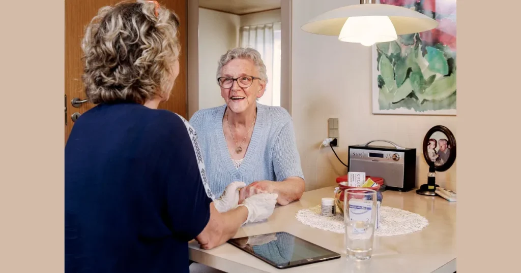 Danmark kommer til at mangler 15.000 SOSU’er – Kan AI redde ældreplejen fra personalemangel?