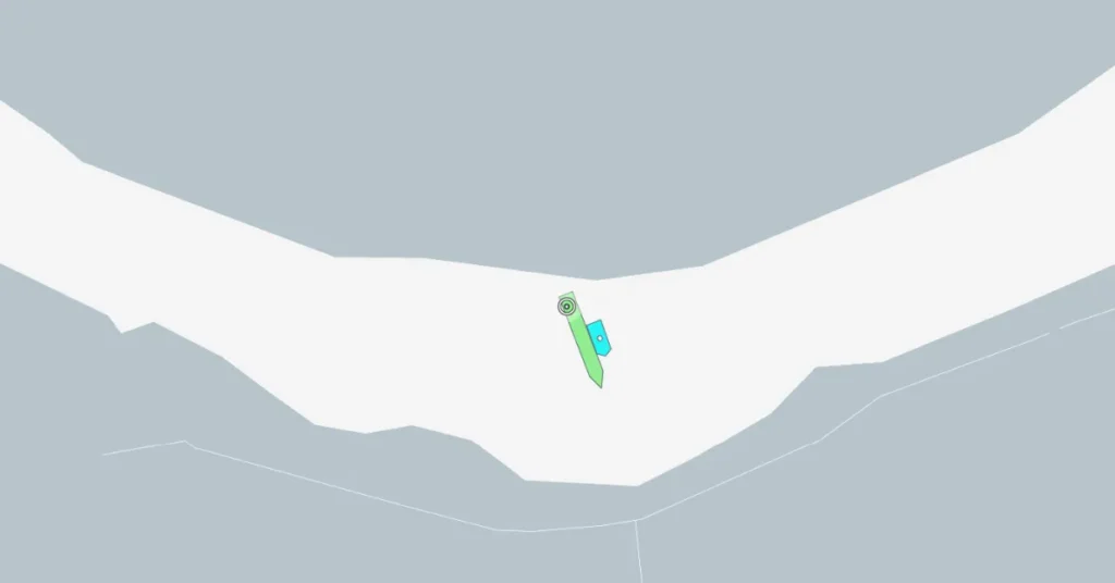 Fragtskib spærrede Randers Fjord: Slæbebåd kæmper for at få det fri