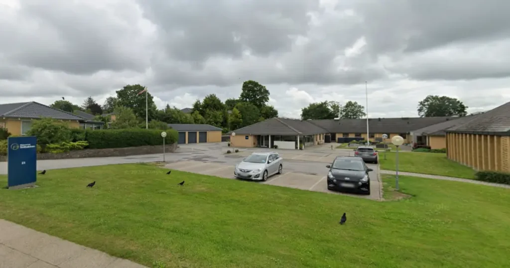 Beboerne på Solbakken udstiller egne kunstværker – Seks måneders kreativt fællesskab kulminerer i farverig fernisering