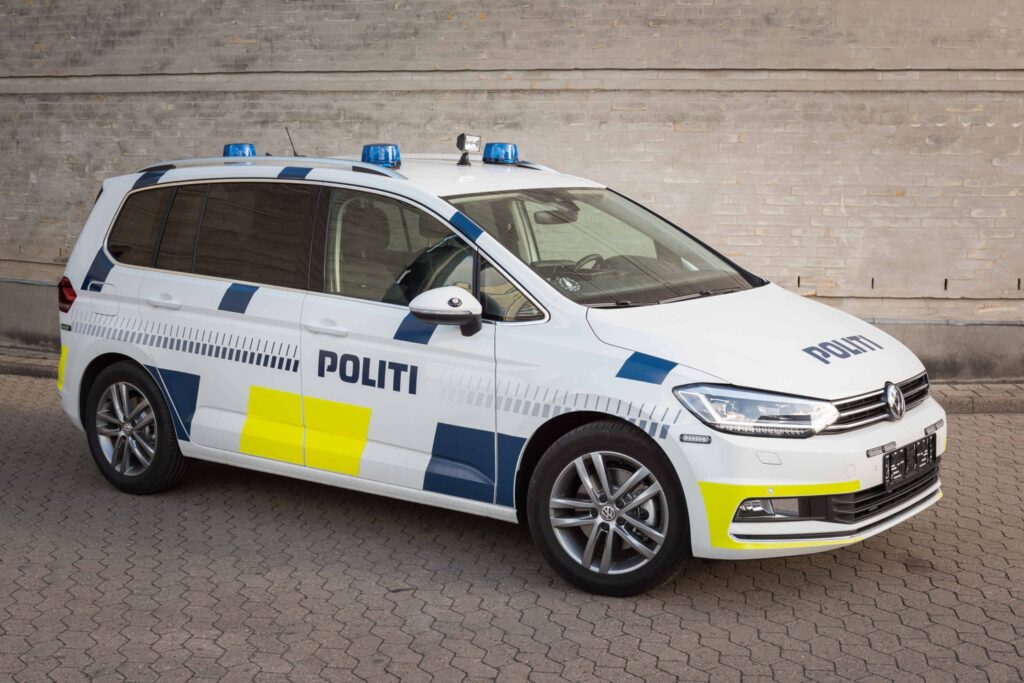 Politiet: “En voldsom farlig maskine at have i trafikken” – Knallertkontrol ved Hadsund Skole