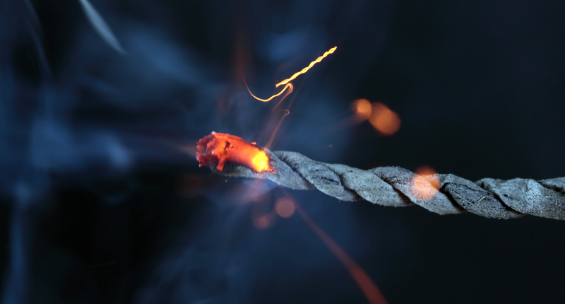 Fyrværkerisalget er skudt i gang og måske frister lunten – men loven siger vent til 31. december