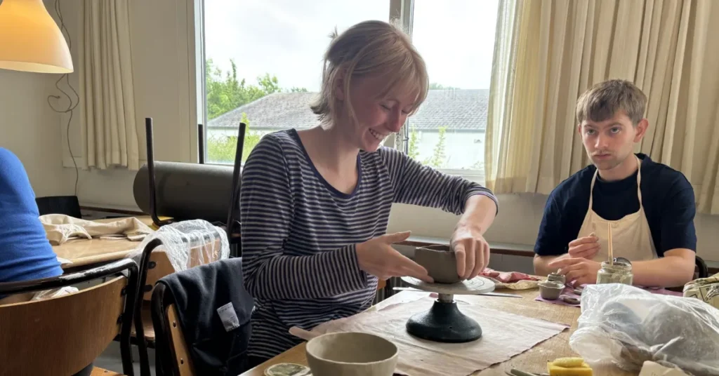 Højskoleelever finder ro og mening i naturhåndværk på Djursland