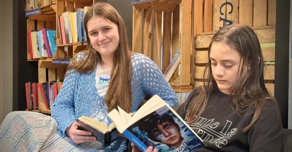 “Lige én side mere” – unge læsere finder fællesskab på Randers Bibliotek