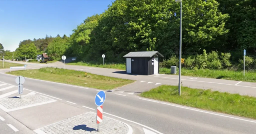 Voldsom eksplosion ødelagde offentligt toilet på Hadsundvej