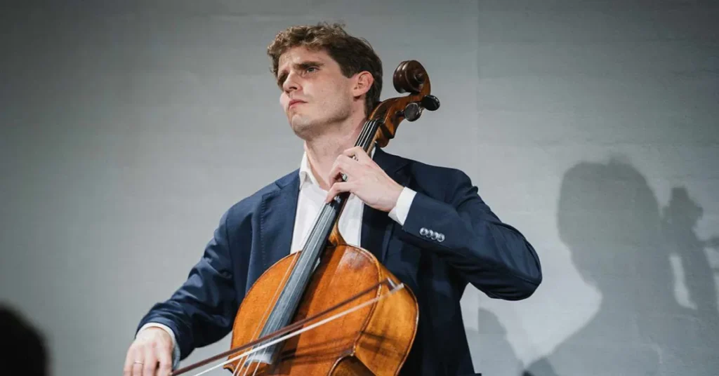 Anderkendt cellist gæster Mariager Kirke: Andreas Brantelid spiller Bach og Britten