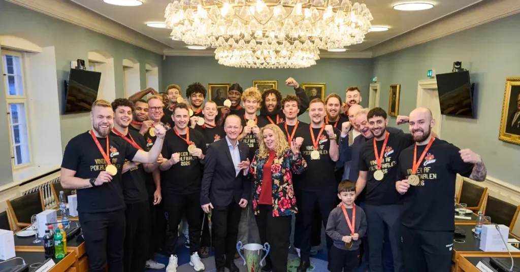 Randers Cimbria hyldet på rådhuset: Pokalmestre fejret med fans på torvet