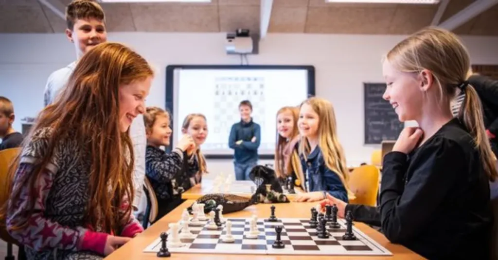 Næsten 3.000 elever i Randers spiller sig klogere på Skolernes Skakdag