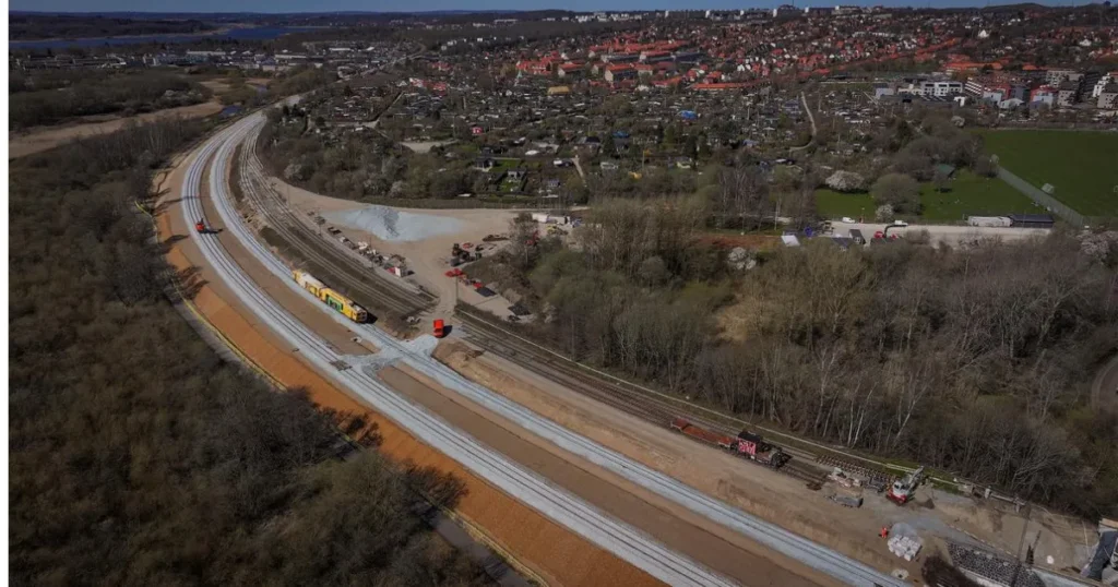 Træ væltet ned over køreledning: Togtrafikken omkring Aarhus ramt af aflysninger