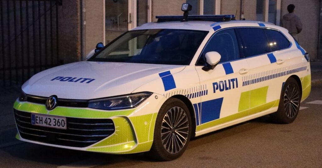 Kvinde truet med baseballbat under røveri i Randers – mand slog betjent under anholdelse