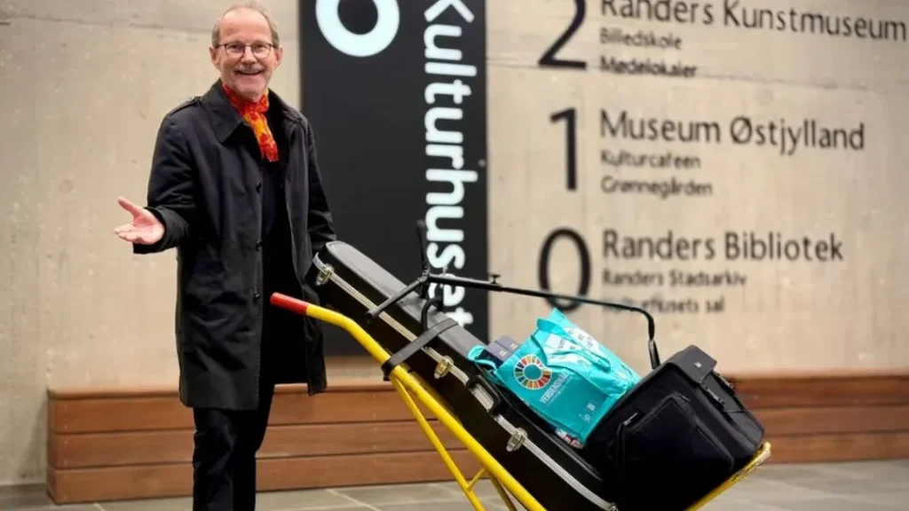 Med guitar og sangbøger på sækkevognen: Peter bringer fællesskabet ud til Randers’ mest sårbare borgere